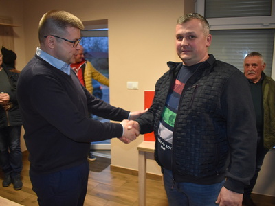 Wybory sołtysa i rady sołeckiej w Rychliku.
Burmistrz gratulujący nowo wybranemu sołtysowi.
