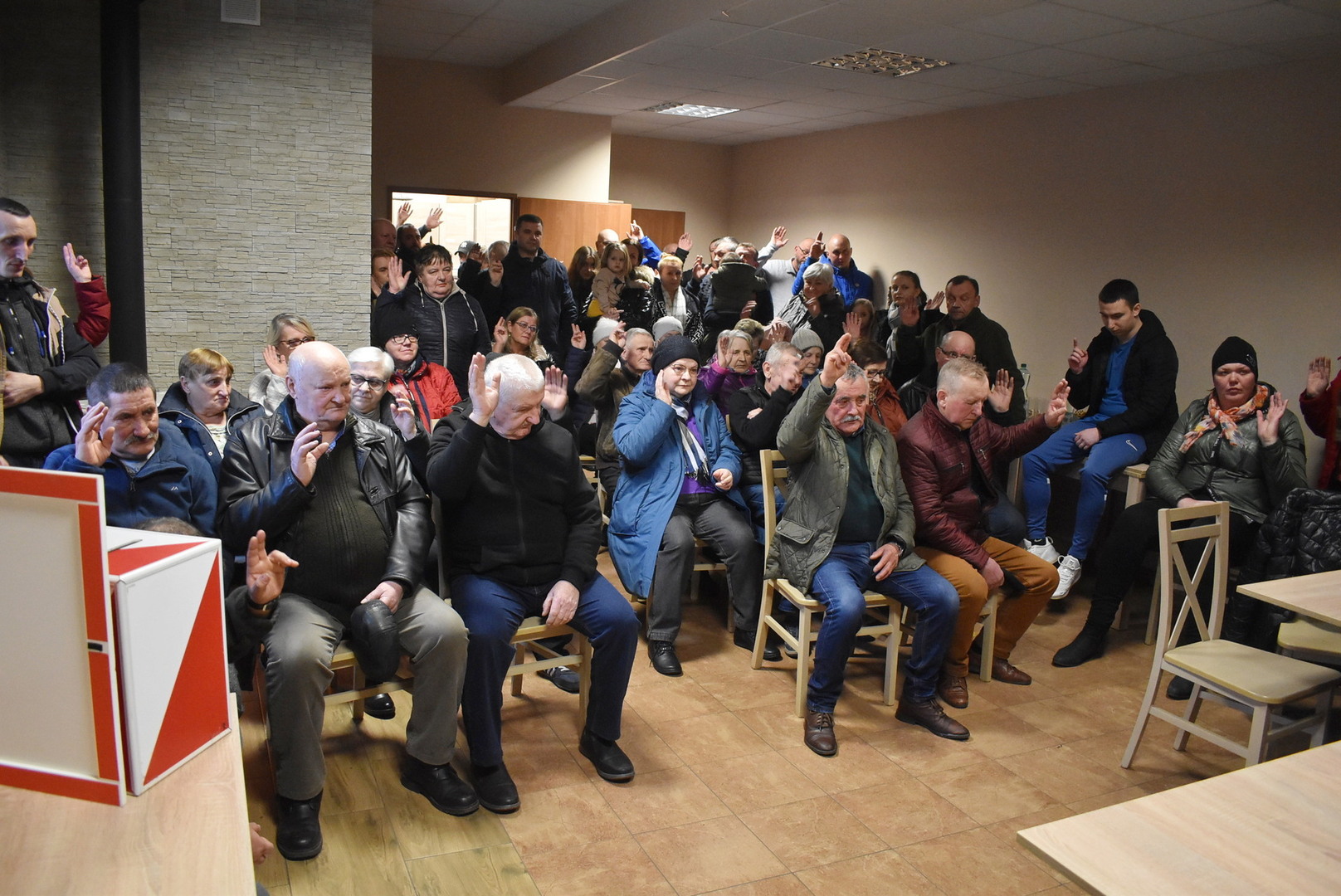 Wybory sołtysa i rady sołeckiej w Rychliku.
Mieszkańcy Rychlika podczas wyborów.