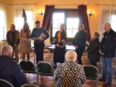 Wybory sołtysa i rady sołeckiej w Długoszynie.
Mieszkańcy Gminy Sulęcin podczas wyborów.