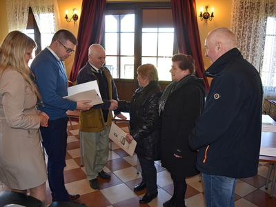 Wybory sołtysa i rady sołeckiej w Długoszynie.
Burmistrz wraz z Zastępcą Burmistrza wręczający podziękowania.