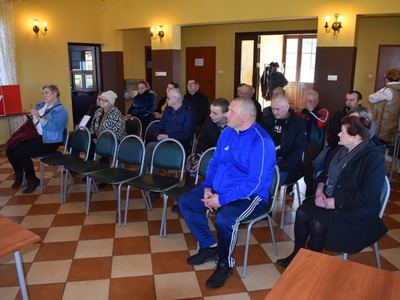 Wybory sołtysa i rady sołeckiej w Długoszynie.
Mieszkańcy Długoszyna podczas wyborów.