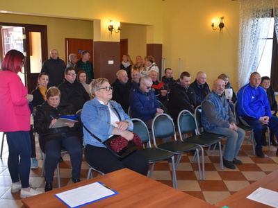 Wybory sołtysa i rady sołeckiej w Długoszynie.
Mieszkańcy Długoszyna podczas wyborów.