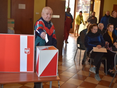 Wybory sołtysa i rady sołeckiej w Długoszynie.
Mieszkańcy Długoszyna oddający głosy przy urnie wyborczej. 