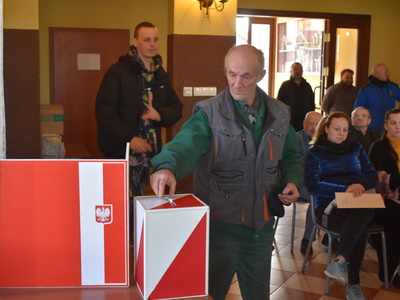 Wybory sołtysa i rady sołeckiej w Długoszynie.
Mieszkańcy Długoszyna oddający głosy przy urnie wyborczej. 
