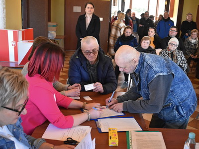 Wybory sołtysa i rady sołeckiej w Długoszynie.
Mieszkańcy Długoszyna oddający głosy.