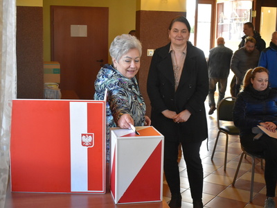 Wybory sołtysa i rady sołeckiej w Długoszynie.
Mieszkańcy Długoszyna oddający głosy przy urnie wyborczej. 