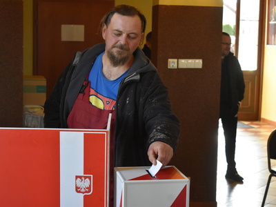 Wybory sołtysa i rady sołeckiej w Długoszynie.
Mieszkańcy Długoszyna oddający głosy przy urnie wyborczej. 