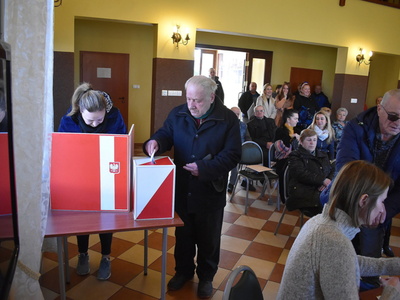 Wybory sołtysa i rady sołeckiej w Długoszynie.
Mieszkańcy Długoszyna oddający głosy przy urnie wyborczej. 