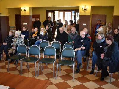Wybory sołtysa i rady sołeckiej w Długoszynie.
Mieszkańcy Długoszyna podczas wyborów.