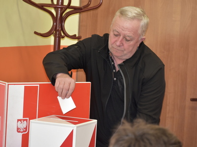 Wybory sołtysa i rady sołeckiej w Trzebowie.
Mieszkańcy Trzebowa oddający głosy przy urnie wyborczej. 