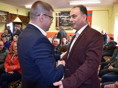 Wybory sołtysa i rady sołeckiej w Trzebowie.
Burmistrz z nowo wybranym sołtysem Trzebowa. 