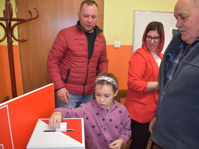 Wybory sołtysa i rady sołeckiej w Trzebowie.
Mieszkańcy Trzebowa oddający głosy przy urnie wyborczej. 