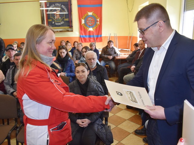Wybory sołtysa i rady sołeckiej w Trzebowie.
Burmistrz wręczający podziękowania.