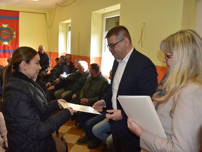 Wybory sołtysa i rady sołeckiej w Trzebowie.
Burmistrz wraz z Zastępcą Burmistrza wręczający podziękowania.