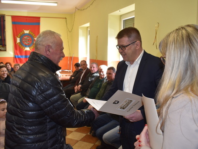 Wybory sołtysa i rady sołeckiej w Trzebowie.
Burmistrz wraz z Zastępcą Burmistrza wręczający podziękowania.