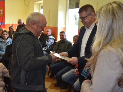 Wybory sołtysa i rady sołeckiej w Trzebowie.
Burmistrz wraz z Zastępcą Burmistrza wręczający podziękowania.