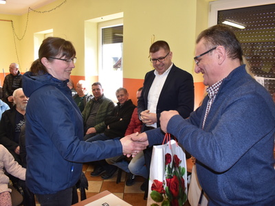 Wybory sołtysa i rady sołeckiej w Trzebowie.
Burmistrz z mieszkańcami Gminy Sulęcin podczas podziękowań.
