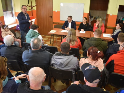 Wybory sołtysa i rady sołeckiej w Trzebowie.
Mieszkańcy Gminy Sulęcin podczas wyborów.