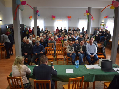 Wybory sołtysa i rady sołeckiej w Grochowie.
Na zdjęciu mieszkańcy Gminy Sulęcin podczas wyborów. 