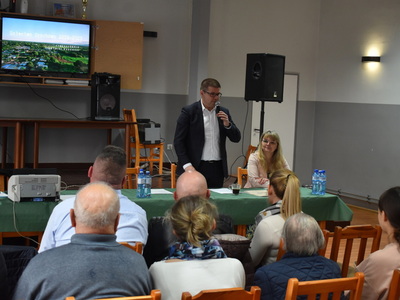 Wybory sołtysa i rady sołeckiej w Grochowie.
Burmistrz przemawiający do mieszkańców Gminy Sulęcin. 