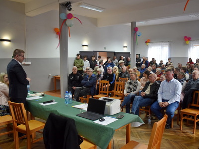 Wybory sołtysa i rady sołeckiej w Grochowie.
Na zdjęciu mieszkańcy Gminy Sulęcin podczas wyborów. 