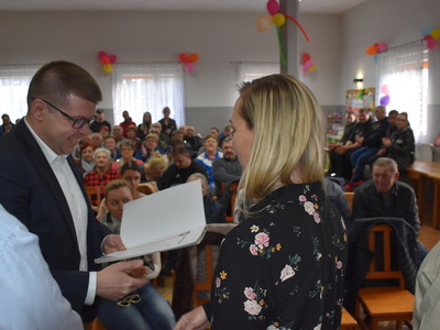 Wybory sołtysa i rady sołeckiej w Grochowie.
Burmistrz wręczający podziękowania.