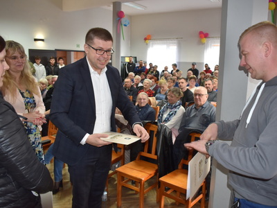 Wybory sołtysa i rady sołeckiej w Grochowie.
Burmistrz wraz z Zastępcą Burmistrza wręczający podziękowania.