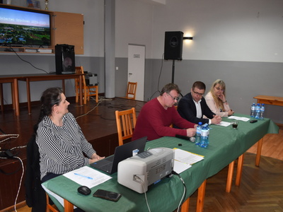 Wybory sołtysa i rady sołeckiej w Grochowie.
Na zdjęciu siedzący przy stole Sekretarz Gminy, Przewodniczący zebrania, Burmistrz Sulęcina oraz Zastępca Burmistrza.