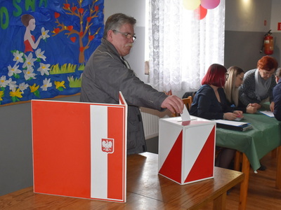 Wybory sołtysa i rady sołeckiej w Grochowie.
Mieszkańcy Grochowa oddający głosy przy urnie wyborczej. 