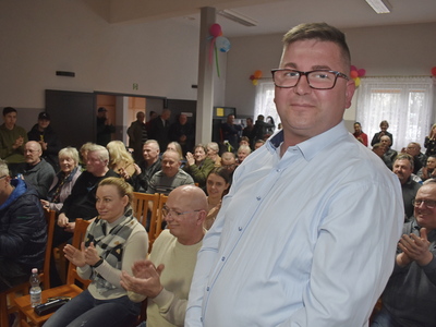 Wybory sołtysa i rady sołeckiej w Grochowie.
Na zdjęciu sołtys Grochowa w tle mieszkańcy Gminy Sulęcin.