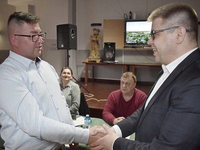 Wybory sołtysa i rady sołeckiej w Grochowie.
Burmistrz Sulęcina gratulujący wygranych wyborów sołtysowi. 