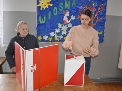 Wybory sołtysa i rady sołeckiej w Grochowie.
Mieszkańcy Grochowa oddający głosy przy urnie wyborczej. 