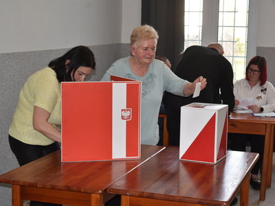 Mieszkańcy Ostrowa ponownie wybrali Annę Kopyt na sołtysa. Głosowanie tajne.