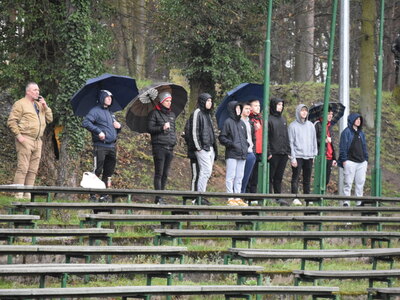 Mecz MKS Stal Sulęcin-KS Radowiak Drezdenko. Kibiców nie zraziła nawet deszczowa aura. 