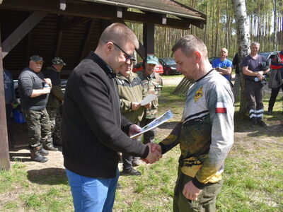 Zawody spławikowe nad jeziorem ostrowskim. 
Burmistrz wręczający dyplom. 