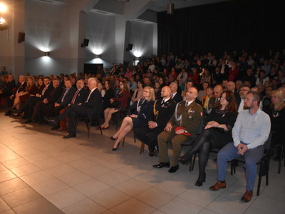 Zebrani goście podczas obchodów dnia Konstytucji 3 maja w Sulęcinie.
