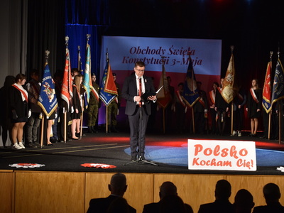 Obchody dnia Konstytucji 3 maja w Sulęcinie. 
Burmistrz podczas przemowy.