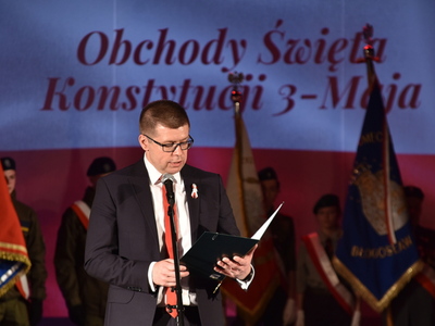 Obchody dnia Konstytucji 3 maja w Sulęcinie. 
Burmistrz podczas przemowy.