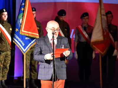 Obchody dnia Konstytucji 3 maja w Sulęcinie. 
Wiceprzewodniczący Rady Miejskiej w Sulęcinie podczas przemowy.