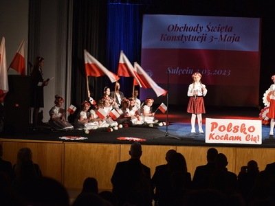 Obchody dnia Konstytucji 3 maja w Sulęcinie.
Na scenie dzieci podczas występu.