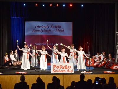 Obchody dnia Konstytucji 3 maja w Sulęcinie.
Na scenie dzieci podczas występu.