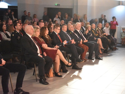 Zebrani goście podczas obchodów dnia Konstytucji 3 maja w Sulęcinie.