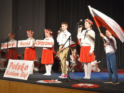 Obchody dnia Konstytucji 3 maja w Sulęcinie.
Na scenie dzieci podczas występu.