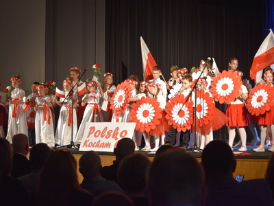 Obchody dnia Konstytucji 3 maja w Sulęcinie.
Na scenie dzieci podczas występu.