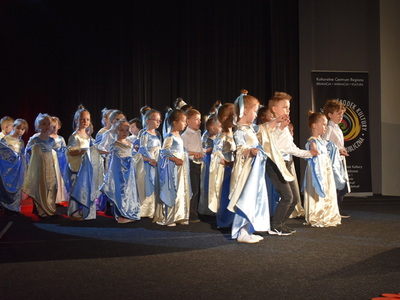 Obchody dnia Konstytucji 3 maja w Sulęcinie.
Na scenie dzieci podczas występu.