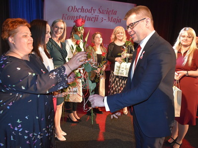 Obchody dnia Konstytucji 3 maja w Sulęcinie. 
Burmistrz Sulęcina wraz z Zastępcą Burmistrza wręczający podziękowania.