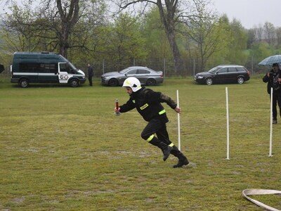 Zawody sportowo-pożarnicze w Trzemesznie Lubuskim. Uczestnicy w trakcie zawodów. 
