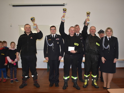 Zawody sportowo-pożarnicze w Trzemesznie Lubuskim - część II. Uczestnicy zawodów z otrzymanymi pucharami.