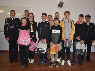 Zawody sportowo-pożarnicze w Trzemesznie Lubuskim - część II. Uczestnicy zawodów z otrzymanymi nagrodami. 