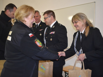 Zawody sportowo-pożarnicze w Trzemesznie Lubuskim - część II.
Komendant Powiatowy PSP, Burmistrz oraz Zastępczyni Burmistrza wręczający upominki dla komisji.